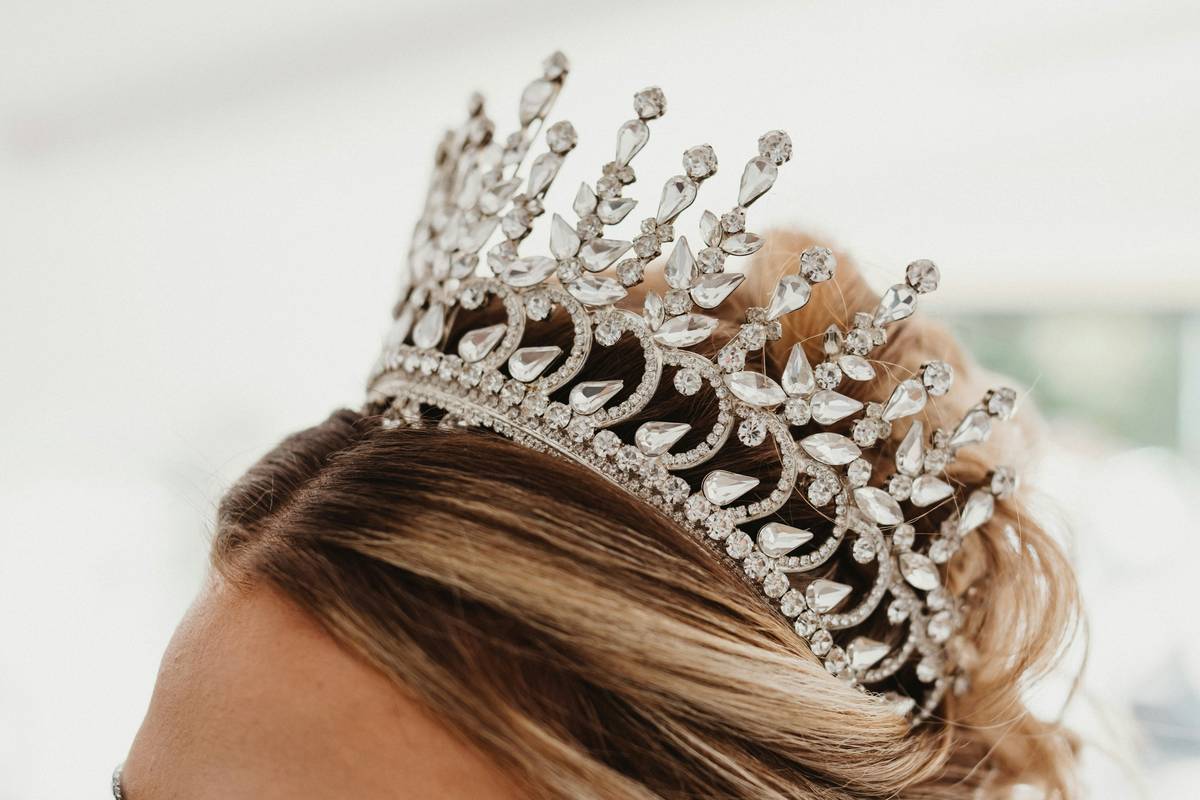 How to Master Princess Wedding Hair: The Ultimate Guide to Updos Fit for Royalty