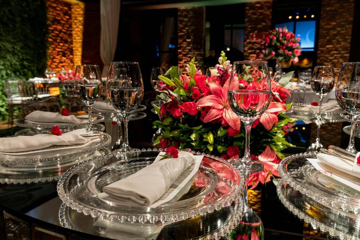 Refined Updo Trends: Mastering the Art of Timeless Hair Updos